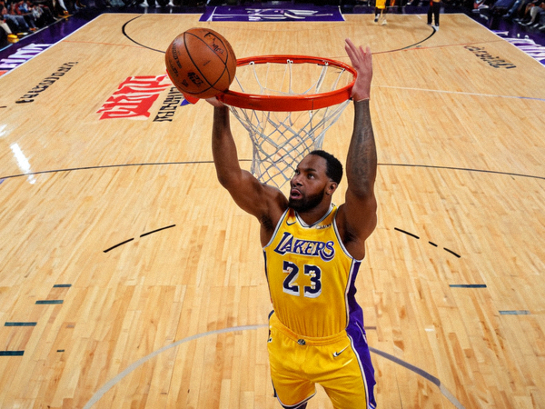 NBA常规赛湖人队球员在篮下完成上篮